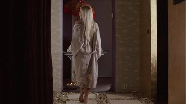 Blonde pussy undress in her new flat