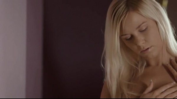 blondie pussy fingering in her new flat