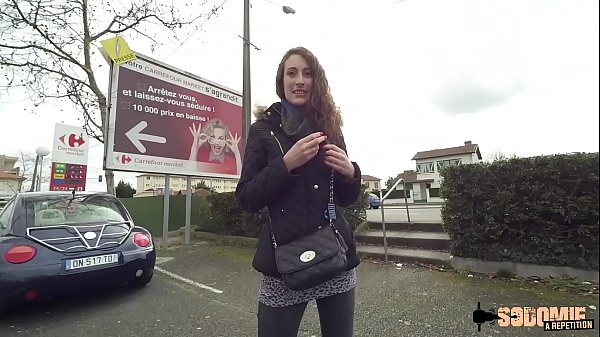 Carlie sodomisée après un casting sauvage sur un parking