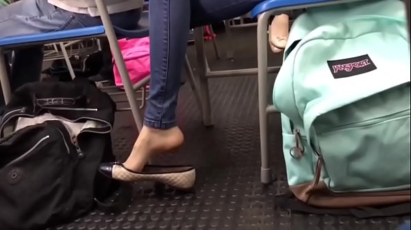 Flagra Dangling de sapatilhas na faculdade