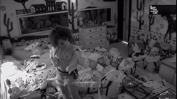 LUMENA MOSTRA OS PEITOS DE PROPÓSITO