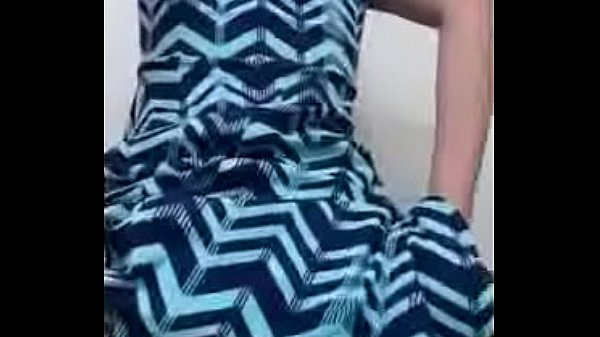 Novinha magrinha mostrando que gosta de andar com plug no cuzinho