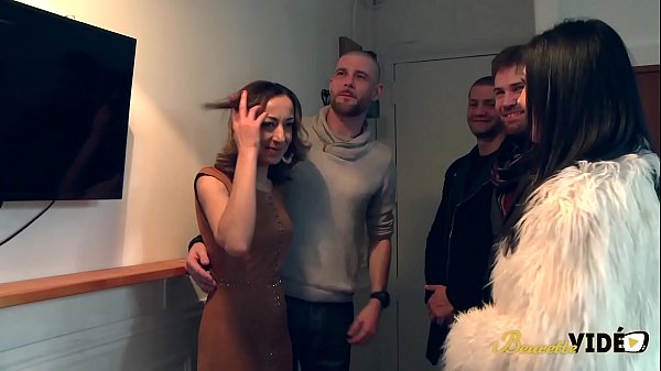 Sonia et Jennifer deux coquines sexy se partagent trois bites