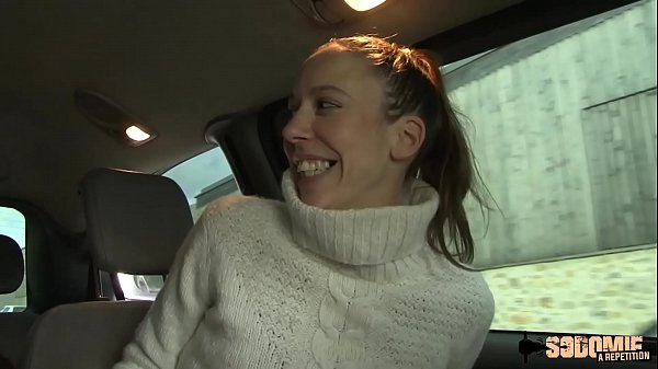 Sophie, une fermière salope et pressée de se prendre une bite dans le cul