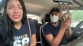 Pone su vibrador en el parqueadero y se pone cachonda