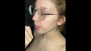 Рыжая школьница глубоко сосет и получает много спермы (BELLA)