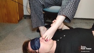 FOOT WORSHIP SLAVE LICKS MY STINKY FEET AND TOES – MISTRESS FEMDOM